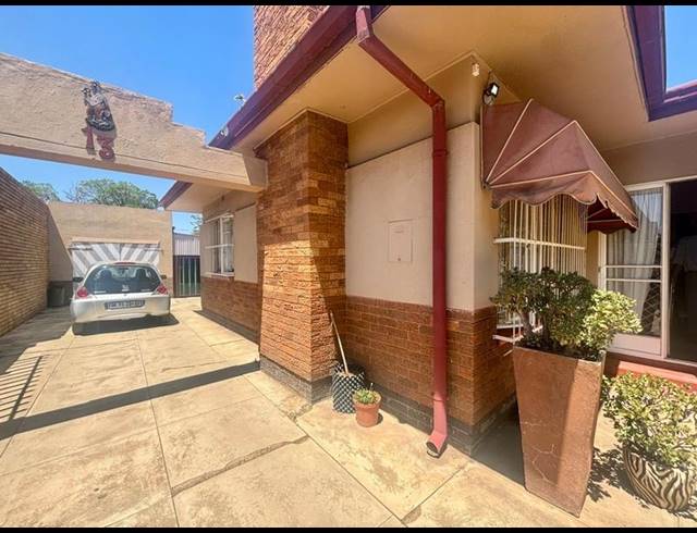 3 BEDROOM HOUSE FOR SALE IN VANDERBIJLPARK CE 2
